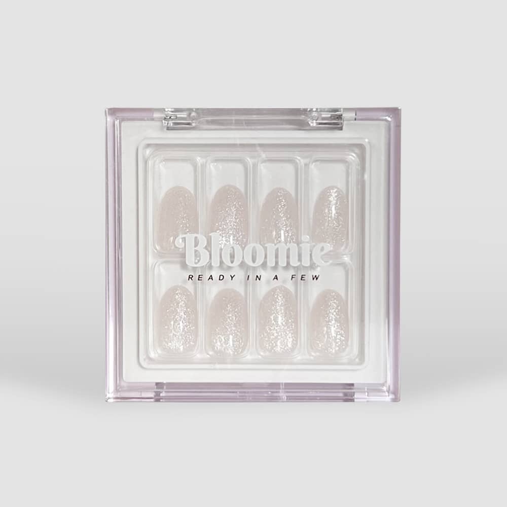 white glitter press on nails in short length with round shape