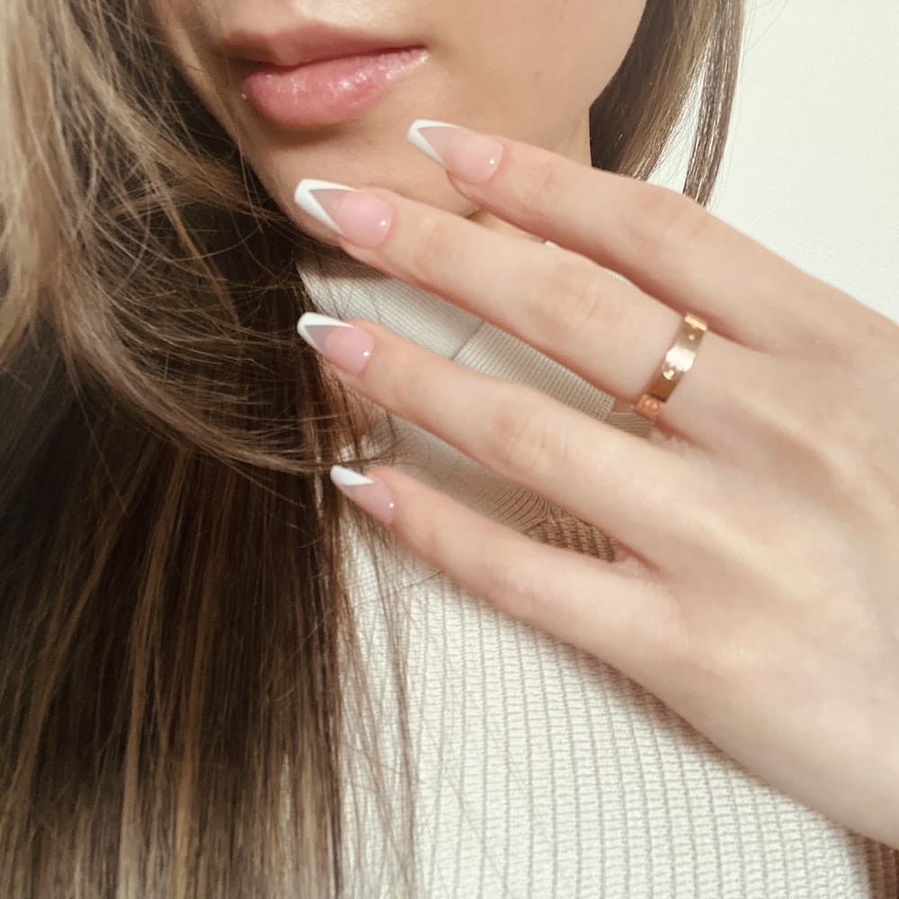 female-model-wearing-french-tip-press-on-nails